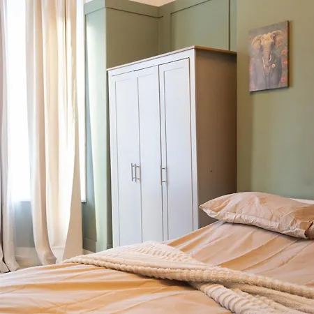 Comfortable With Free Parking Hébergement de vacances *