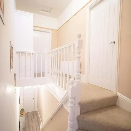 Prázdninový dům Comfortable With Free Parking